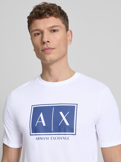 Männermodel trägt T-Shirt mit Logo und Rundhalsausschnitt von ARMANI EXCHANGE, Reine Baumwolle, Regular-Fit, Vorderseite, Nahaufnahme Oberkörper.