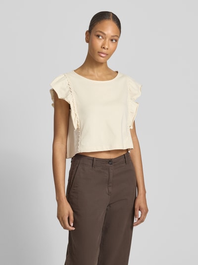 Frauenmodel trägt Damen T-Shirt mit Schmetterlingsärmel Modell 'MIRIEL' von Drykorn aus Reine Baumwolle, Loose-Fit, U-Boot-Ausschnitt, Häkelspitze, Farbe Creme, Rückenlänge bei Größe S: 45 cm, Ganzkörperansicht von vorne.