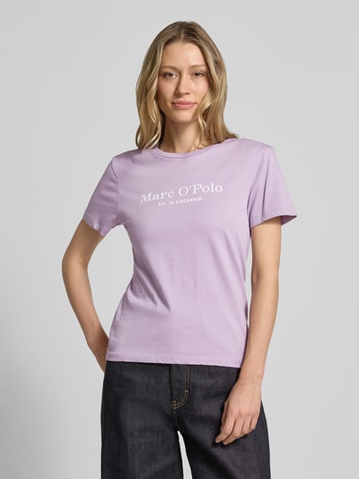 Kobiece modelka nosi Regular Fit T-Shirt aus reiner Baumwolle von Marc O'Polo, jednolity kolor, label print, okrągły dekolt, krótki rękaw, bawełna, krój regular fit, widok całej sylwetki z przodu.