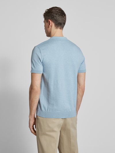 Männermodel trägt Regular Fit Poloshirt aus Bio-Baumwoll-Mix Modell 'BERG' von SELECTED HOMME in Hellblau mit Melange-Optik, Strickstruktur, gerippte Abschlüsse, Ganzkörperansicht Rückansicht.