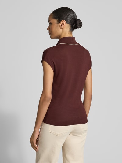 Frauenmodel trägt Blusenshirt aus Viskose-Mix mit V-Ausschnitt Modell 'BERT' von Mango in Bordeaux, glatte Struktur, Rückansicht Ganzkörperansicht. Regular Fit, Allover-Look, Rückenlänge bei Größe S 54 cm.