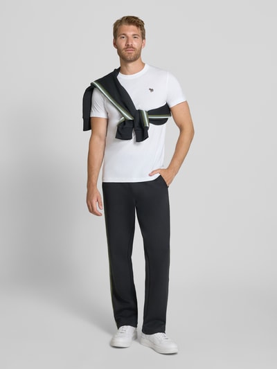 Männermodel trägt Regular Fit T-Shirt aus reiner Baumwolle von Paul Smith in Weiß, Rundhalsausschnitt, Label-Stitching, Ganzkörperansicht von vorne