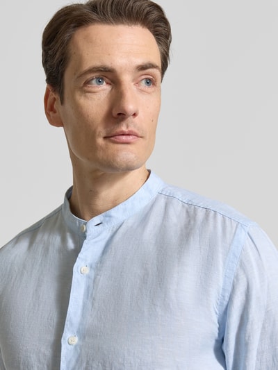 Männermodel trägt hellblaues Slim Fit Leinenhemd aus reinen Leinen mit Stehkragen von OLYMP Level Five, Nahaufnahme Oberkörper.