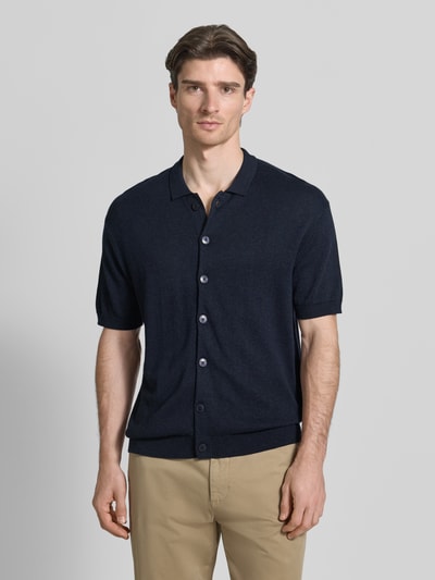 Männermodel trägt Freizeithemd mit 1/2-Arm Modell 'BELLS' von Casual Friday aus Baumwoll-Lyocell-Mix, Regular-Fit, Polokragen, Knopfleiste, dunkelblau, Ganzkörperansicht von vorne.
