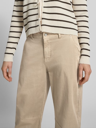 Frauenmodel trägt Barrel Fit Hose mit Eingrifftaschen von Buena Vista, Beige, aus Baumwoll-Mix mit Viskose-Anteil, Nahaufnahme Oberkörper.