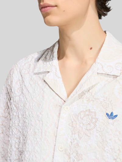 adidas Originals Koszula casualowa o kroju relaxed fit z seersucker z aplikacją z logo Złamany biały 3