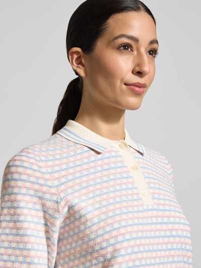 Vrouwenmodel draagt Strickshirt aus Viskose-Mix mit Polokragen van Jake*s Collection, regular fit, pastelkleuren, close-up bovenlichaam.