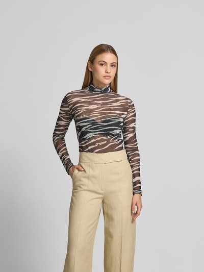 Frauenmodel trägt Longsleeve im semitransparenten Design von Lala Berlin mit Allover-Animal-Print, Elastischer-Material-Mix, Slim-Fit, Stehkragen, Beige- und Brauntönen, Ganzkörperansicht von vorne.