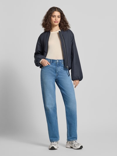 Vrouwenmodel draagt Straight Fit Jeans aus Baumwoll-Mix van Tommy Jeans, denimlook in lichtblauw, high waist, 5-pocket, label patch, knoopsluiting, gemaakt van katoenmix, full body vooraanzicht.