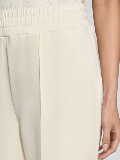 Vrouwenmodel draagt Wide Leg Sweatpant uit Viscosemix van Varley, met stretch, Persplooien, elastische band, steekzakken, Detailopname.