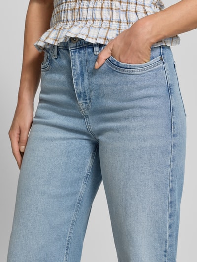 Frauenmodel trägt Relaxed Fit Jeans aus Baumwoll-Mix Modell 'FEYA' von Cars Jeans, hellblau, 5-Pocket, Detailaufnahme, Damen Jeans von Cars Jeans, Baumwoll-Elasthan-Mix, Knopf- und Reißverschluss, Bundweite 43 cm, Innenbeinlänge 81 cm