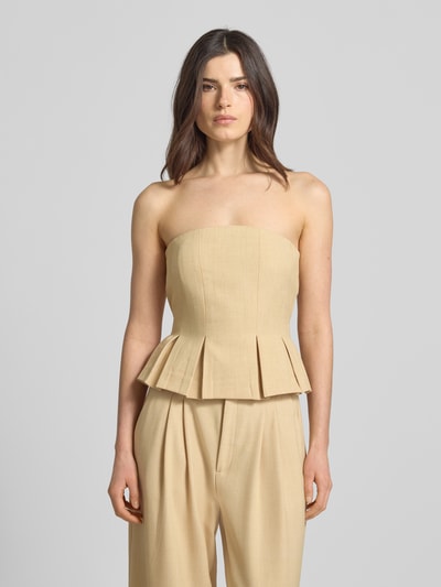 Kobiece modelka nosi Slim Fit Corsage mit Viskose-Anteil Modell 'Stacy' von Gestuz, elastyczna mieszanka materiałów z dodatkiem wiskozy, kontrafałdy, krój slim fit, odkryte ramiona, beżowy kolor, długość tyłu 26 cm w rozmiarze 36, zdjęcie całej sylwetki z przodu.