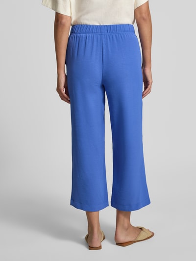 Frauenmodel trägt Culotte mit Kordelzug und Eingrifftaschen von Französische, leuchtend blau, gerader Schnitt, elastischer Bund, Ganzkörperansicht Rückansicht.