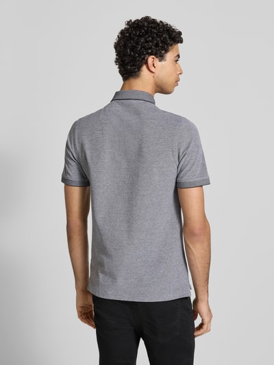Männermodel trägt Slim Fit Poloshirt mit Viskose-Anteil Modell 'Paulos' von JACK & JONES, Baumwoll-Mix, kurzärmelig, Rückenlänge 72 cm, Ganzkörperansicht Rückansicht