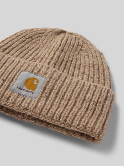 Carhartt Work In Progress Czapka beanie z detalem z logo Złamany biały 2
