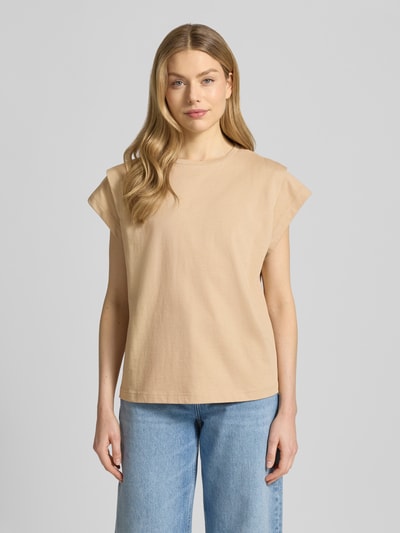 Modelka kobieca nosi T-Shirt z rękawami kappa model 'PIO' od Bash, beżowy kolor, czysta bawełna, prosty krój, okrągły dekolt, długość pleców 58 cm w rozmiarze S, widok całej sylwetki z przodu.