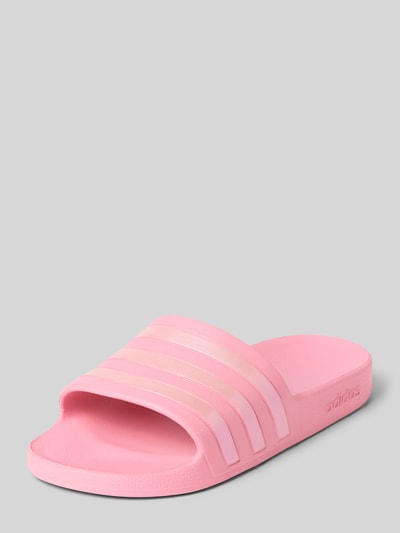 Produktfoto, Badeschuhe mit Label-Prägung Modell 'ADILETTE AQUA' von adidas Sportswear, różowy, unicolor, peep toe, płaska podeszwa, otwarty, teksturowana podeszwa, detal z logo.