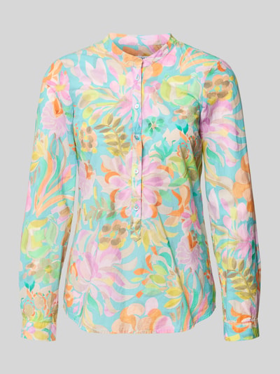 Produktfoto, Bluse mit abgerundetem Saum und Knopfleiste von Emily Van den Bergh in bunten Pastellfarben, Reine Baumwolle, Straight Fit, Rundhalsausschnitt, kurze Knopfleiste, abgerundeter Saum, Rückenlänge 67 cm, Ärmellänge 51 cm, florales Muster, glatte Textur.