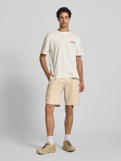 Männermodel trägt Shorts aus Leinen-Mix mit Eingrifftaschen Modell 'MARCO' von Blend, beige, Straight Fit, Ganzkörperansicht von vorne.
