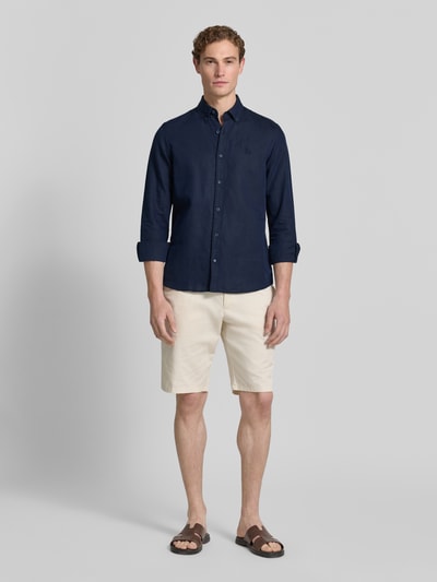 Männermodel trägt Regular Fit Freizeithemd aus Leinen-Baumwoll-Mix von Lerros in Dunkelblau, Knopfleiste, Button-Down-Kragen, Beige Shorts, Ganzkörperansicht von vorne, Rückenlänge 75 cm, Schulterbreite 43 cm, Ärmellänge 69 cm bei Größe M