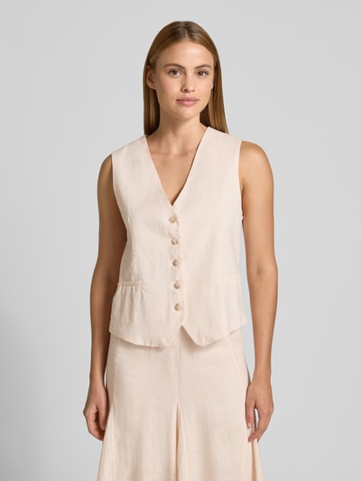 Vrouwenmodel draagt Leinenweste mit V-Ausschnitt und Paspeltaschen van Emily Van den Bergh in lichtbeige, regular fit, knoopsluiting, paspelzakken, puur linnen, vooraanzicht, borstomhoogte