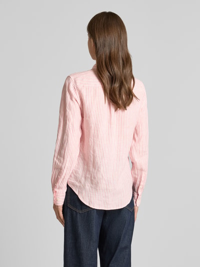 Frauenmodel trägt Regular Fit Leinenbluse mit Hemdblusenkragen und Label-Stitching von Gant, rosa-weiß gestreift, Reines Leinen, Ganzkörperansicht Rückansicht. Rückenlänge bei Größe 36: 66 cm, Ärmellänge bei Größe 36: 61 cm.