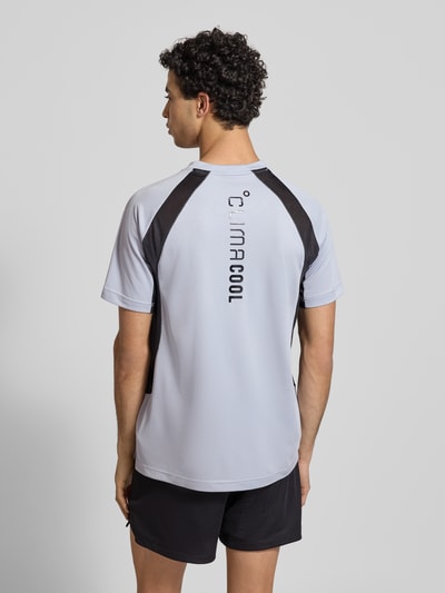 Männermodel trägt T-Shirt mit Label-Print von adidas Training, grau mit schwarzen Akzenten, krój regular fit, Rückenlänge 72 cm, Ganzkörperansicht Rückansicht