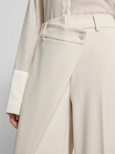 Vrouwenmodel draagt Cambio Stoffhose mit französischen Eingrifftaschen Modell 'ANAIS' in crème, rechte snit, detailopname taille.