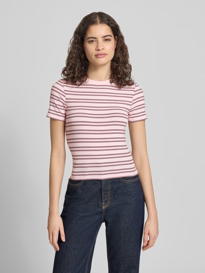 Frauenmodel trägt Regular Fit T-Shirt mit Viskose-Anteil Modell 'LUPE' von Only, mehrfarbig gestreift aus Jersey, Nahaufnahme Oberkörper.