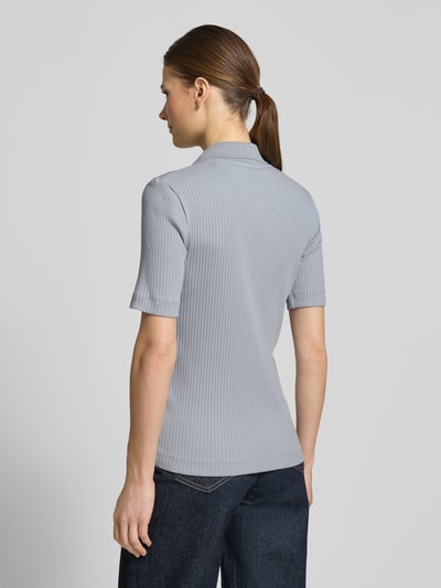 Vrouwenmodel draagt Slim Fit Poloshirt uit katoen-modal-mix van Marc O'Polo, look: effen, ribtricot, korte mouw, achteraanzicht volledig lichaam