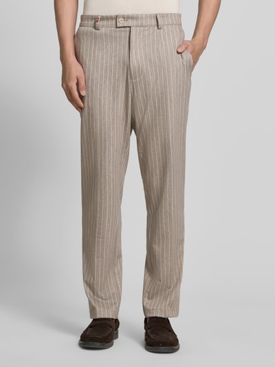 Männermodel trägt beige gestreifte HOSE aus Material-Mix mit Viskose-Anteil, Modell 'Orlando' von CG - Club of Gents mit Label-Detail, Regular-Fit, Bundweite 46 cm, Innenbeinlänge 80 cm, Ganzkörperansicht von vorne.