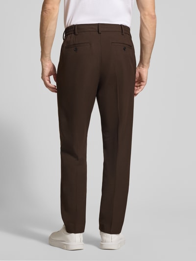 Männermodel trägt Regular Fit Chino mit Viskose-Anteil von Selected Homme, unifarben, elastischer Bundabschluss, Twill-Struktur, Ganzkörperansicht Rückansicht.