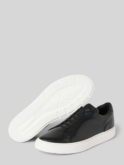Produktfoto, Slip-on-Sneaker aus Leder Modell 'METRO' von Lloyd, czarne z białą gumową podeszwą, zaokrąglony nosek, label-detail, obcas 4 cm, wysokość cholewki 8 cm, szerokość w rozmiarze 44: 10 cm, gładka faktura