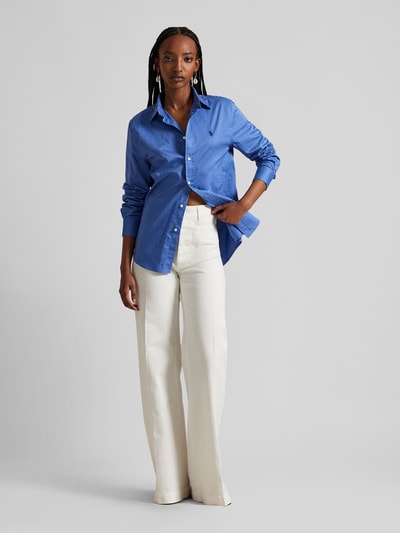 Kobiece modelka nosi niebieską Bluzka koszulowa Slim Fit Hemdbluse aus reiner Baumwolle od Polo Ralph Lauren, efekt: jednolity kolor, krój slim fit, kołnierzyk koszulowy, plecy z pasem i zakładką Cacharel, zapięcie: listwa z guzikami, długi rękaw z mankietami, wykończenie zaokrąglone, materiał: bawełna, widok całej sylwetki z przodu.