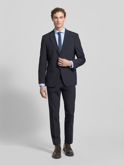 Männermodel trägt Slim Fit Businesshemd aus Twill von ETERNA, Hellblau, Haifischkragen, Knopfleiste, Reine Baumwolle, Ganzkörperansicht von vorne.