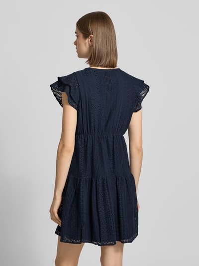 Młodzieżowy modelka nosi sukienkę koszulową z mieszanki bawełny, jednokolorowa, taliowany krój, model 'HELENA' od Only, długość mini, ciemnogranatowa, haft, halka pod sukienkę; widok całej sylwetki z tyłu.