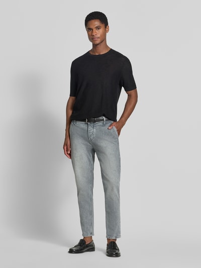 Męski model nosi Slim Fit Jeans aus Baumwoll-Mix Modell 'RAY' von Antony Morato, kolor szary, mieszanka bawełny i elastanu, 5 kieszeni, zapięcie na guzik i zamek błyskawiczny, Szerokość w rozmiarze 32: 42 cm, Długość wewnętrzna nogawki w rozmiarze 32: 73 cm, Ganzkörperansicht von vorne