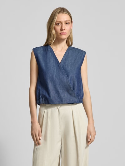 Frauenmodel trägt Weste mit V-Ausschnitt Modell 'Wiona' von OPUS, Reine Baumwolle, Cropped, in Blau, Ganzkörperansicht von vorne. Rückenlänge bei Größe 36: 46 cm, Schulterbreite: 41 cm, Brustweite: 48 cm.