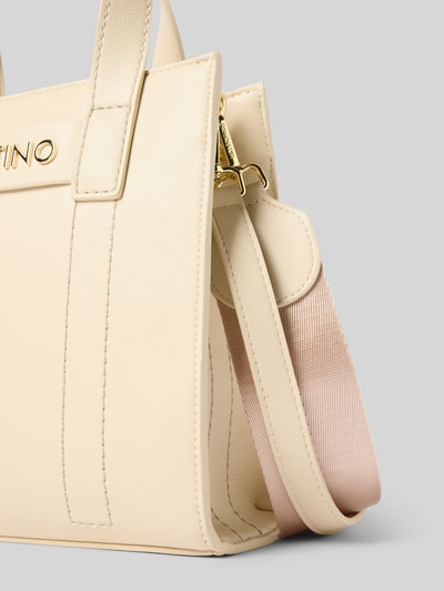 Produktfoto, Handtasche mit Label-Detail Modell 'AURY' van VALENTINO BAGS in beige met goudkleurige ritssluiting, draagband, schouderband, hoofvak, binnenvak met rits, breedte 25 cm, lengte 22 cm, diepte 9 cm, bandlengte 135 cm.