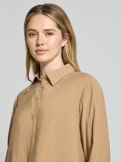 Modelka kobieca nosi Relaxed Fit Bluse aus Modal-Mix Modell 'Flowy' od OPUS, beżowa, z kołnierzykiem koszulowym i zapięciem na guziki, miękka tekstura, długość tyłu w rozmiarze 36: 55 cm, długość rękawa w rozmiarze 36: 60 cm, zbliżenie na górną część ciała.