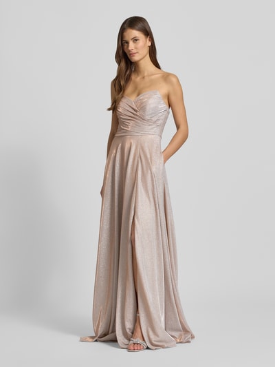 Frauenmodel trägt Off-Shoulder-Kleid mit Herz-Ausschnitt von Jake*s Cocktail, tailliert, mit Raffungen, schimmernder Stoff, Ganzkörperansicht von vorne.