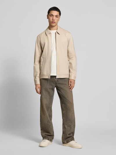 Männermodel trägt Regular Fit Hemdjacke aus Viskose-Mix Modell 'JAKES' von Only & Sons, Optik: Unifarben, Ganzkörperansicht von vorne.