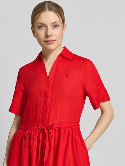 Frauenmodel trägt Ausgestelltes Freizeitkleid aus reinem Leinen von Tommy Hilfiger in Uni-Rot mit V-Ausschnitt, Nahaufnahme Oberkörper.