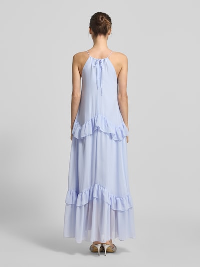 Frauenmodel trägt A-Linie Cocktailkleid mit Unterkleid Modell 'MACKENZIE' von Vero Moda, unifarben, Mesh, Volants, Midi-Länge, Ganzkörperansicht Rückansicht.