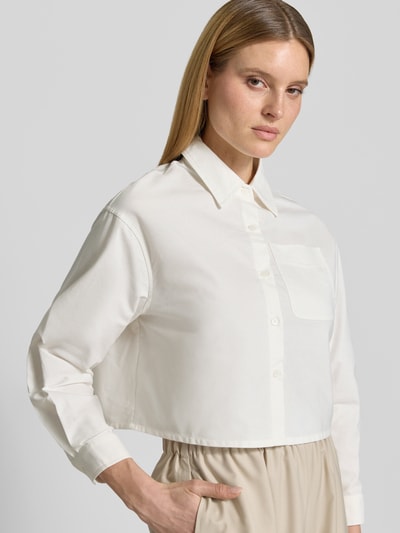 Frauenmodel trägt Regular Fit Hemdbluse aus reiner Baumwolle Modell 'ALBA' von VILLA SOPHIE, Optik: Unifarben, Oxford, Nahaufnahme Oberkörper.
