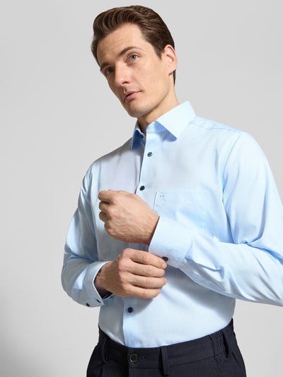 Męski model nosi Regular Fit Business-Hemd mit Kentkragen od OLYMP, bawełna, kieszeń na piersi, jasnoniebieski kolor, ujęcie: z przodu, zbliżenie na górną część ciała, długość tyłu w rozmiarze 40: 70 cm, szerokość ramion w rozmiarze 40: 45 cm, długość rękawa w rozmiarze 40: 65 cm