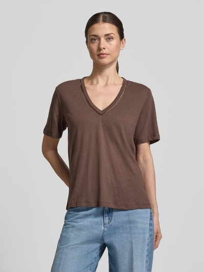 Vrouwenmodel draagt Regular Fit T-shirt uit linnenmix met V-hals en gaatjesmotief van Scotch & Soda, ruglengte maat S 62 cm, geheelopname voorkant