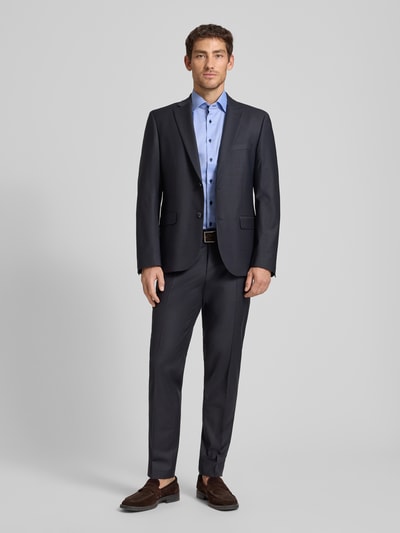 Männermodel trägt Regular Fit Business-Hemd aus Baumwolle mit Kentkragen von ETERNA, reine Baumwolle, Knopfleiste, 1/2-Arm, Ganzkörperansicht von vorne. Rückenlänge bei Größe 40: 80 cm, Schulterbreite: 45 cm, Ärmellänge: 28 cm.