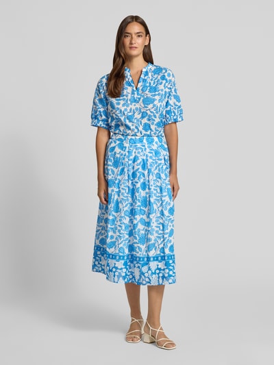 Frauenmodel trägt Bluse mit elastischen Ärmelabschlüssen von More & More aus Reine Baumwolle, Blau-Weiß, Regular-Fit, Serafino-Kragen, Ganzkörperansicht von vorne.