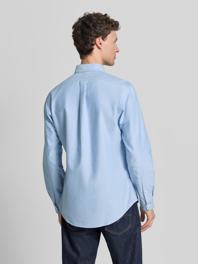 Männermodel trägt Regular Fit vrijetijdsoverhemd uit puur katoen van Polo Ralph Lauren, tweekleurige look, gestreept patroon, oxford, Ganzkörperansicht Rückansicht.
